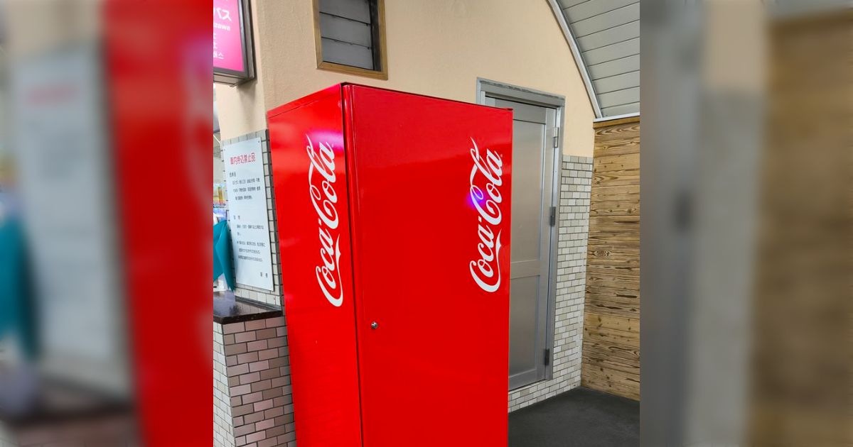 コカ・コーラの自販機ある〜と思ったら「CocaColaと書かれたデカ