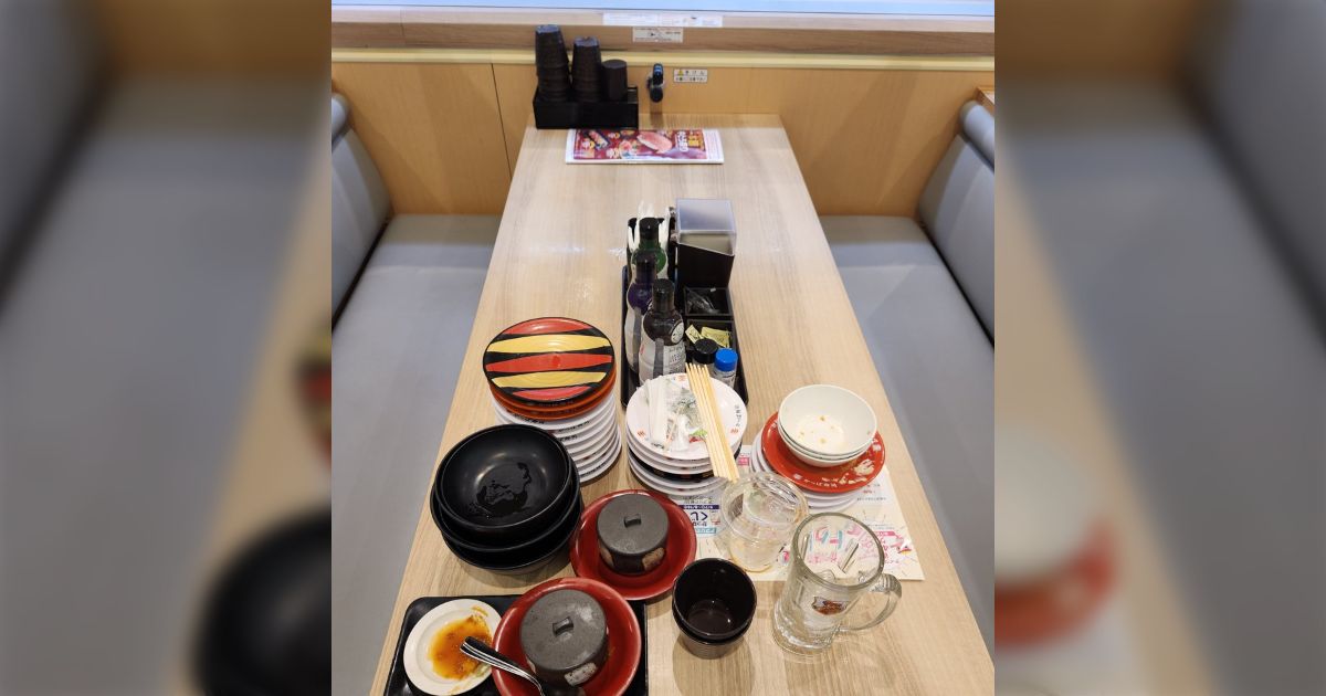 回転寿司で食事した後お皿をまとめて端に寄せてるけど、店員さん的にはありがたい？実はやりづらい？→テーブルの端を20~30cm開けておくともっと片付けやすいみたい