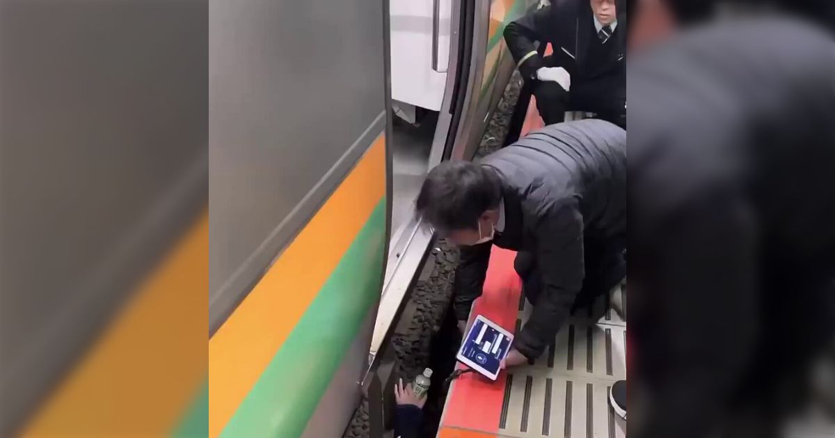 線路に落ちたJK、おぢ達に助けられる⇨助けた男性に「キモイ」だの「触りすぎ」だのコメントしている女性が大勢いるのに戦慄する。