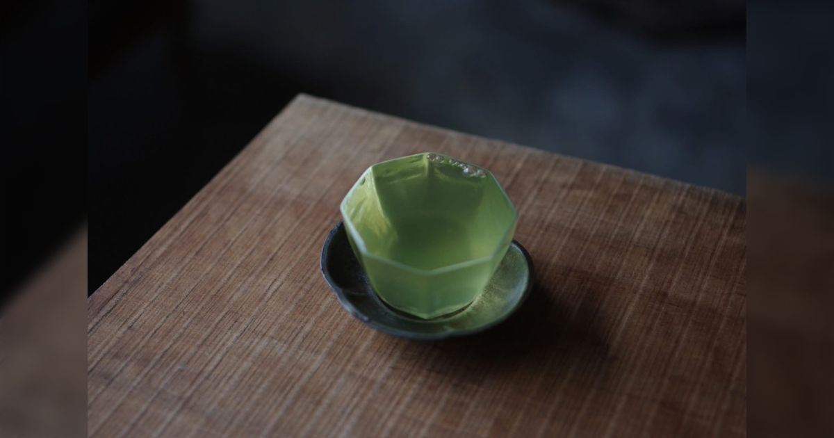 お茶屋さんがお茶の写真と一緒に「この濁りのない水色を見て欲しい」と投稿したら「どう見ても水色には見えないけど...？」という反応が集まる→実は業界用語だった