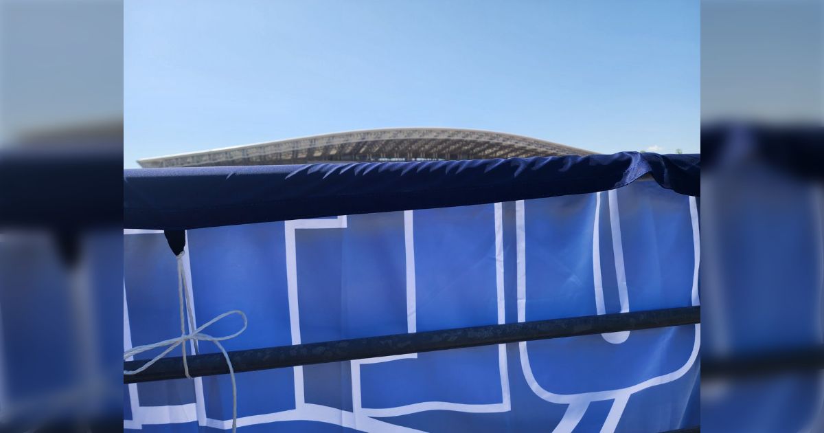 J1リーグのサッカー観戦に来たら、指定席なのに横断幕で視界を遮られて試合が全く見えず、立つのも禁止「現地DAZN観戦とか、初めての経験」