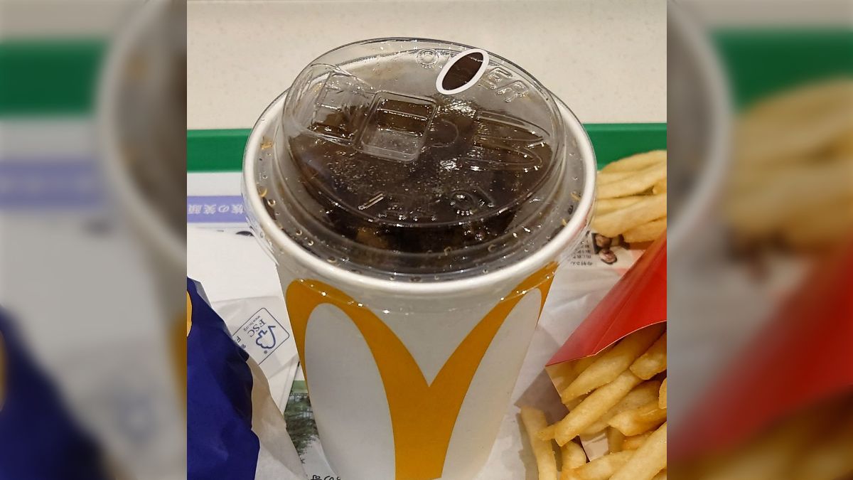 マクドナルドが紙ストローの提供を終了、フタに飲み口がついている 