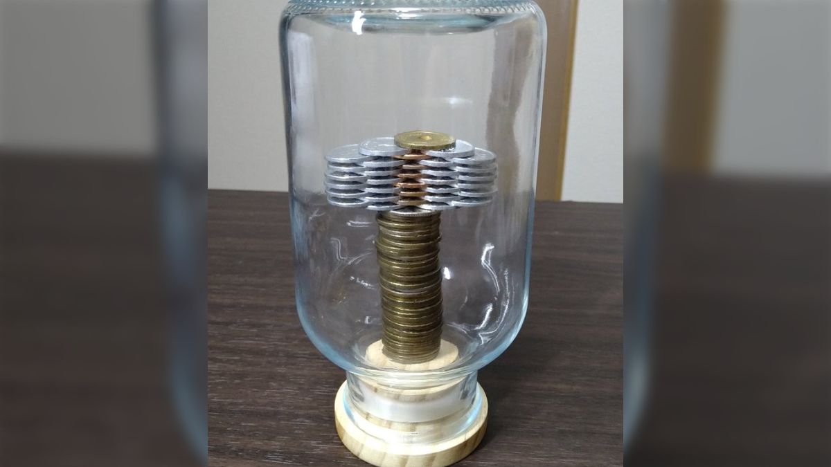 さて、これはどうやって作ったでしょう」瓶の中に組み上げられた複雑なコインタワーの作り方クイズが難解 - Togetter