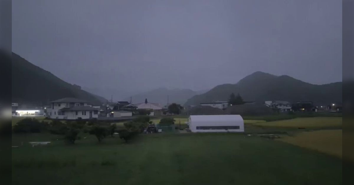 「なんで一瞬世界赤くなるんこれ」実家から送られてきた雷雨の中で撮影した動画の「世界の色の変化」がスゴい…ネットで有名な怪文書はこれのことを言ってたのか