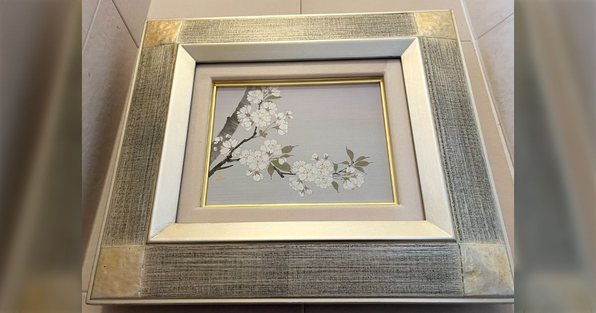 「実家のトイレに飾っている雀の絵から、雀がいなくなった...」もしかして何かの病気では?と心配されるも...「ホラーじゃなくて素敵なエピソードだった」