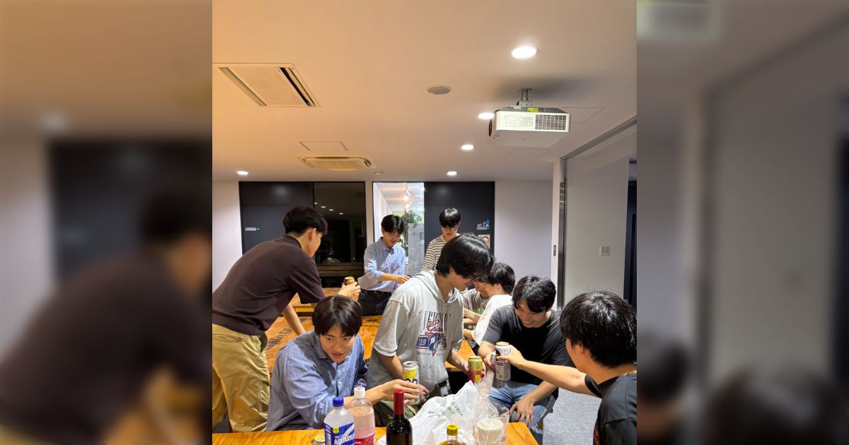 「全員良い顔をしている」名古屋大の研究室メンバーが大雨で帰宅困難→やむなく研究所に籠城し酒盛りを始める直前の写真が、あまりに青春の1ページ過ぎる