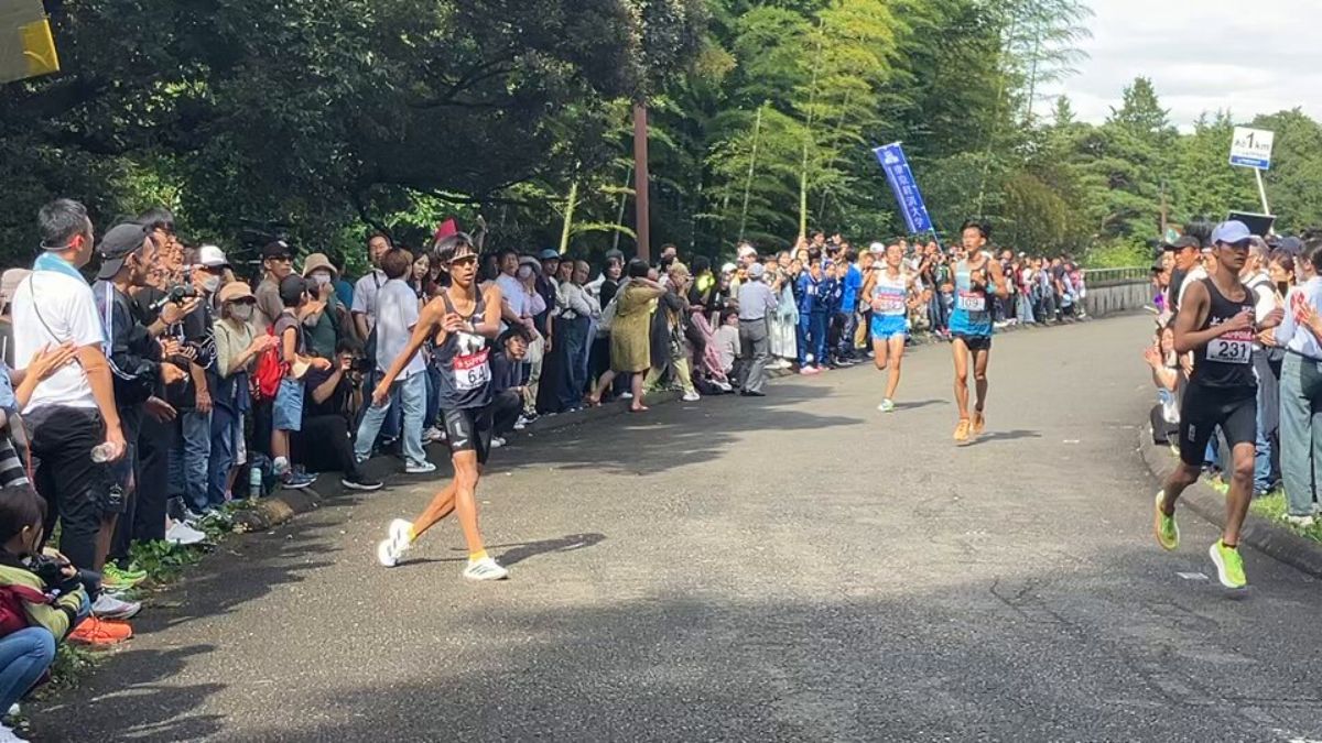 箱根駅伝予選会でランナーが脱水症状に陥り身体がフラフラで真っすぐ走れない...｢なぜ観客は見ているだけで助けないのか｣と賛否両論の議論に  (2ページ目) - Togetter [トゥギャッター]