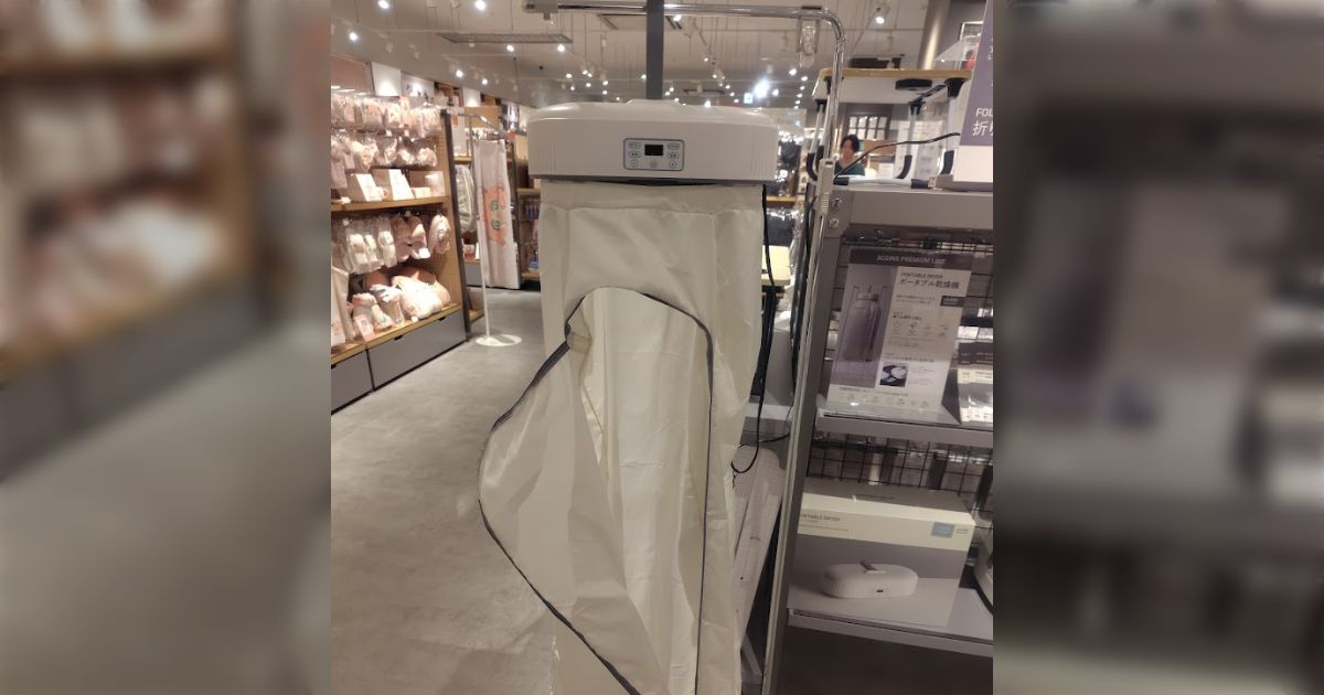 3COINSでポータブル乾燥機が6000円、5着しか入らないが工事不要で出先でも使用可能→「電気代エグそう」「出張にも使える」LOWYAの商品や布団乾燥機を使うアイデアも