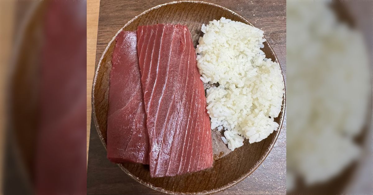 魚の柵をそのまま丸かじりするのが子供の頃からの夢だったが試した瞬間に後悔...刺身が美味しいと感じるのは適切なサイズに切り分ける職人の腕があってこそだった