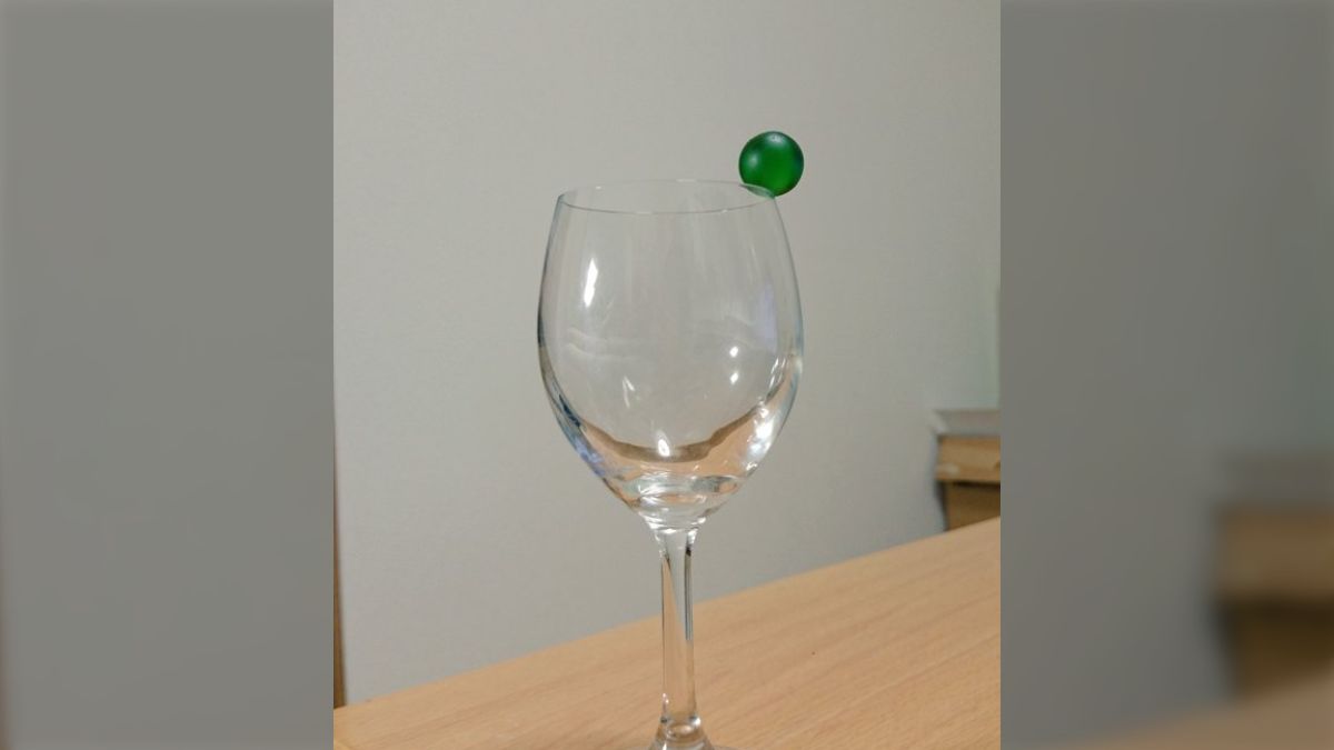 世界初？ワイングラスの縁にビー玉を乗せた写真が話題に！「これで“あちらのお客様からです”されたい」 - Togetter