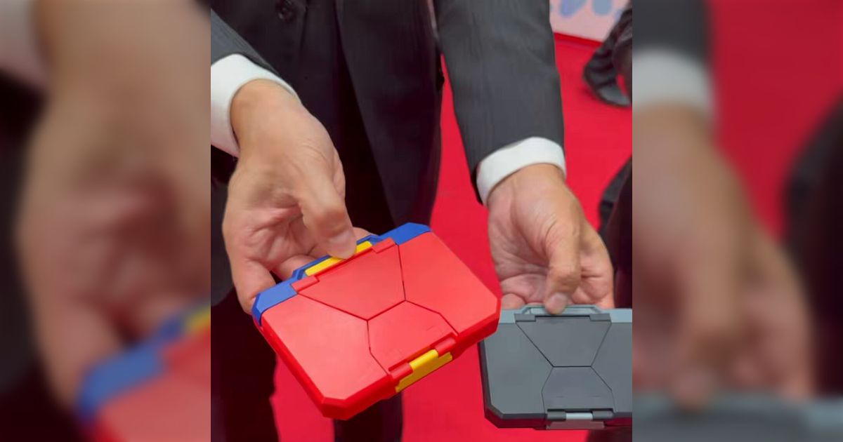 ビジネスシーンで使えるイメージがまったくつかない「機動文具 自動変形名刺ケース」がそれでもカッコよすぎて要らないのに欲しくなる