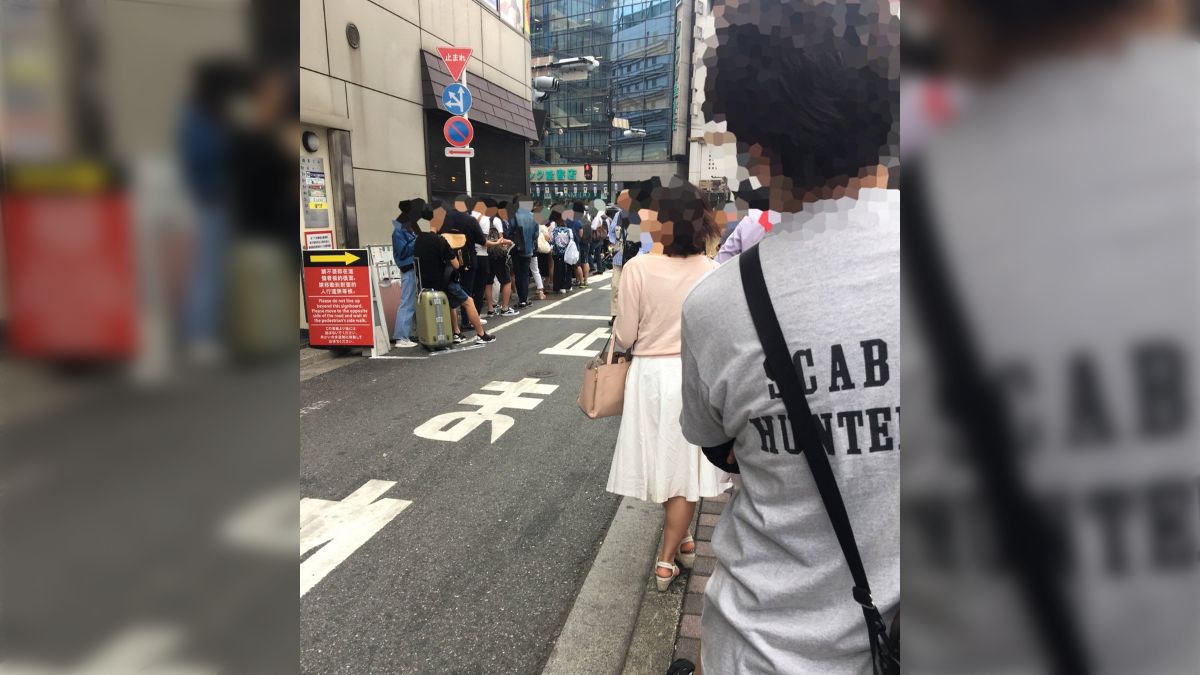 行列のできるトイレ盗撮 