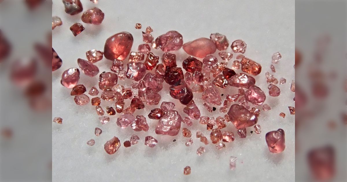 4.2kg ガーネットだと思われる石