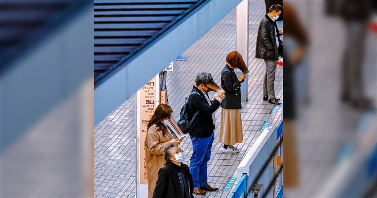 [B! 人間] 電車の待ち時間にスマホを見る人々の風刺画、現代を風刺すれば知的な人間を装うことが出来ると勘違いした変な人に変な加工して晒される ...