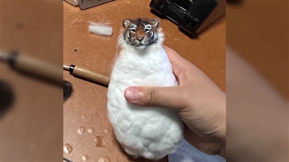 虎ちょっと進みました」羊毛フェルトで作る太った虎の制作途中の