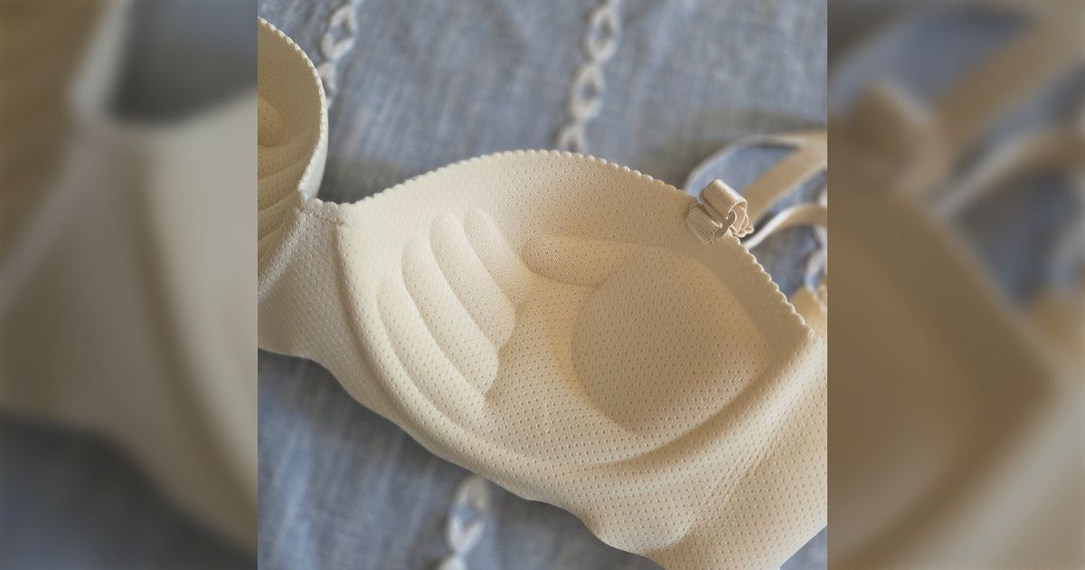 ブラジャー買ったら内側が「手形」になっててキモすぎる→ブラのデザインとして割と良くあるが、一体何のために？と疑問に思う人が多いみたい