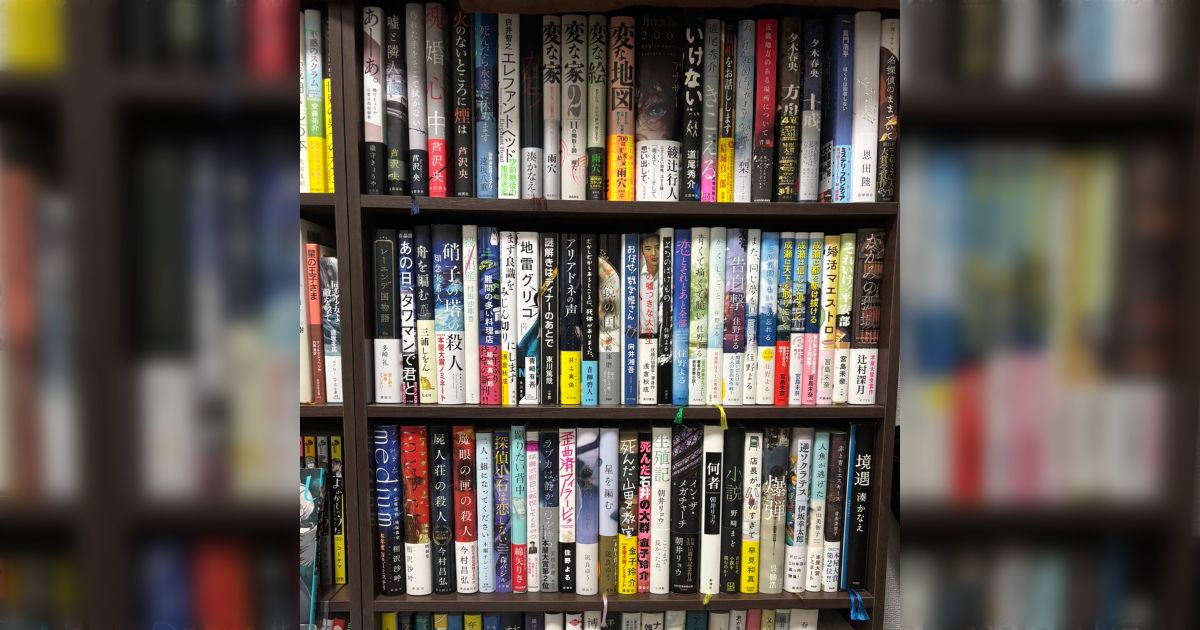 「じんわり幸福感がにじんでくる」 大学生になってから読書を始め、4年間で200冊以上読んだ方の本棚が素敵、ただし本の重さについて思わず悩みをこぼす方も