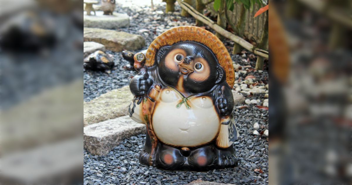 ある日、信楽焼の工房に社長が出社したらとんでもない状況に陥っているタヌキを発見した話「マジで “もうおしまいです” な状況すぎる」