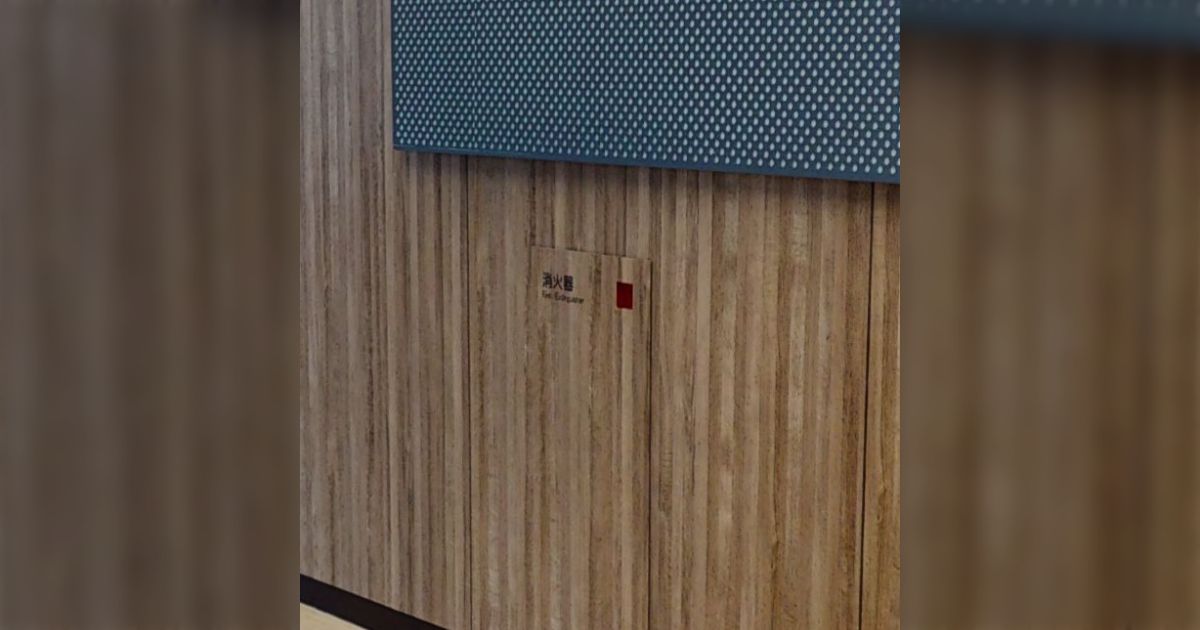 デザイナー「エレベーターの積載等表示は消せますか？」僕「法令で表示義務が」デザイナー「どこまで小さくできますか？パネル色と共色でもいいですか？」