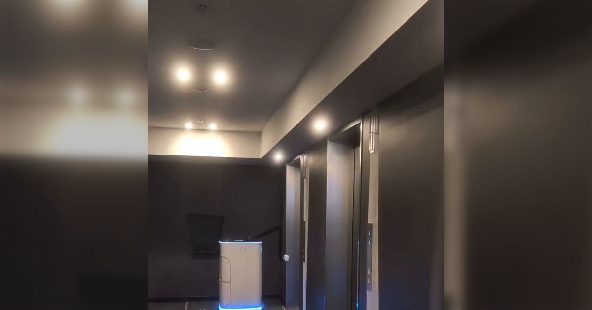 ホテルでアメニティーを頼んだらドアを物理的にノックされて、開けたらロボが持ってきてた！→追いかけたらエレベーターのボタンも自分で押して乗って帰ってた