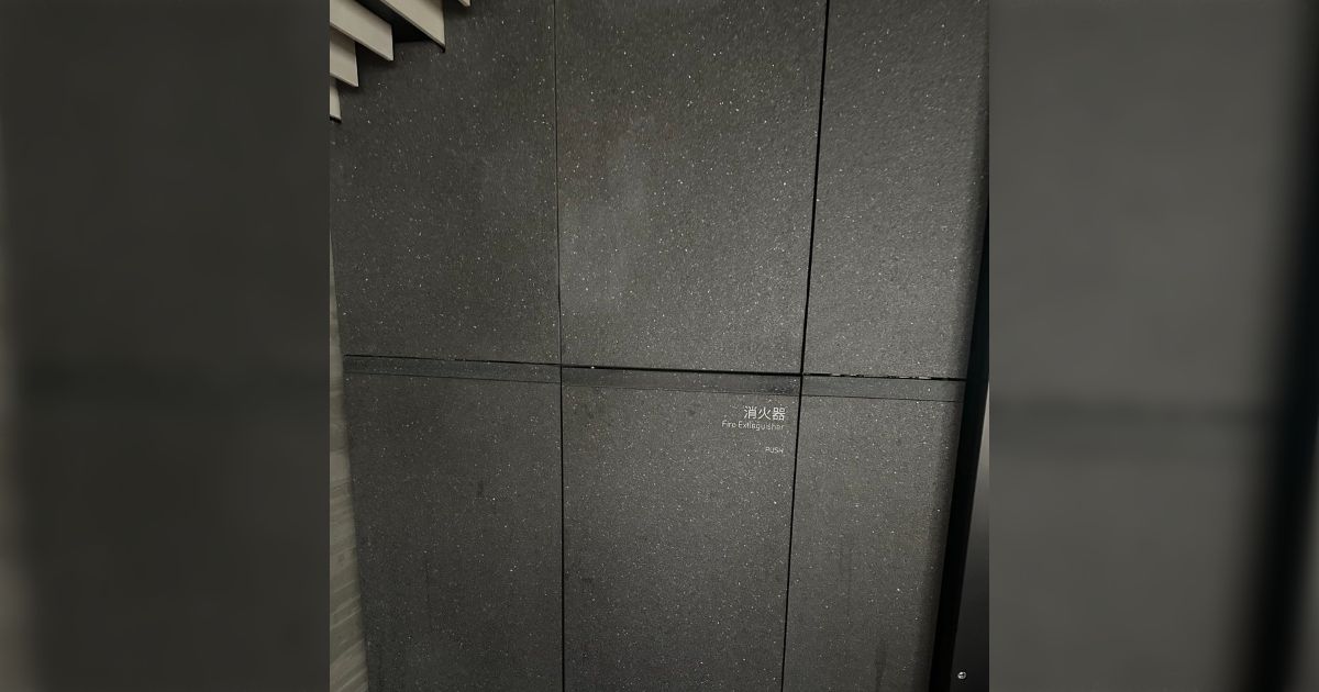 消火器の設置場所がわかりづらいデザインでドヤ顔してる建築デザイナーを世界から絶滅させるための法整備が必要「点検の時に色々言われるからやめてほしい」