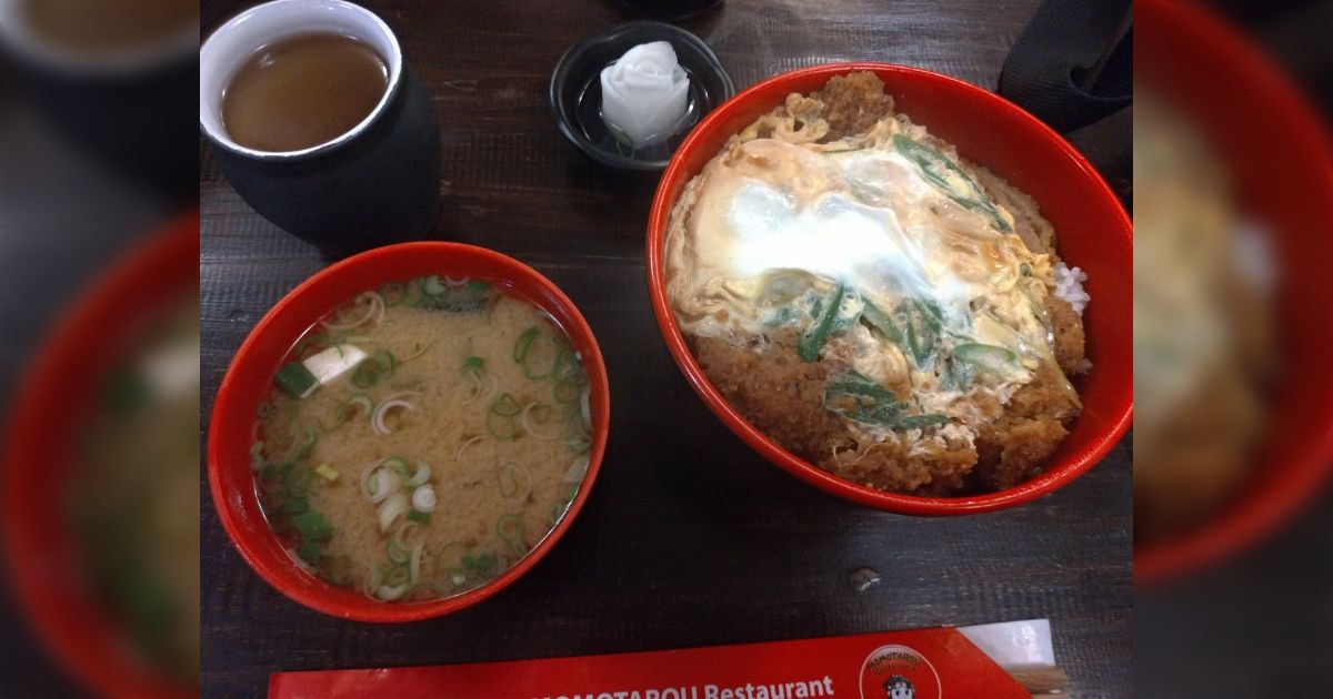 アメリカのド田舎で仕方なくインチキ臭い日本食レストランに入ったら、なぜかカツ丼だけはものすごく美味しい→その理由をオーナーに聞いたらちょっとした浪漫があった