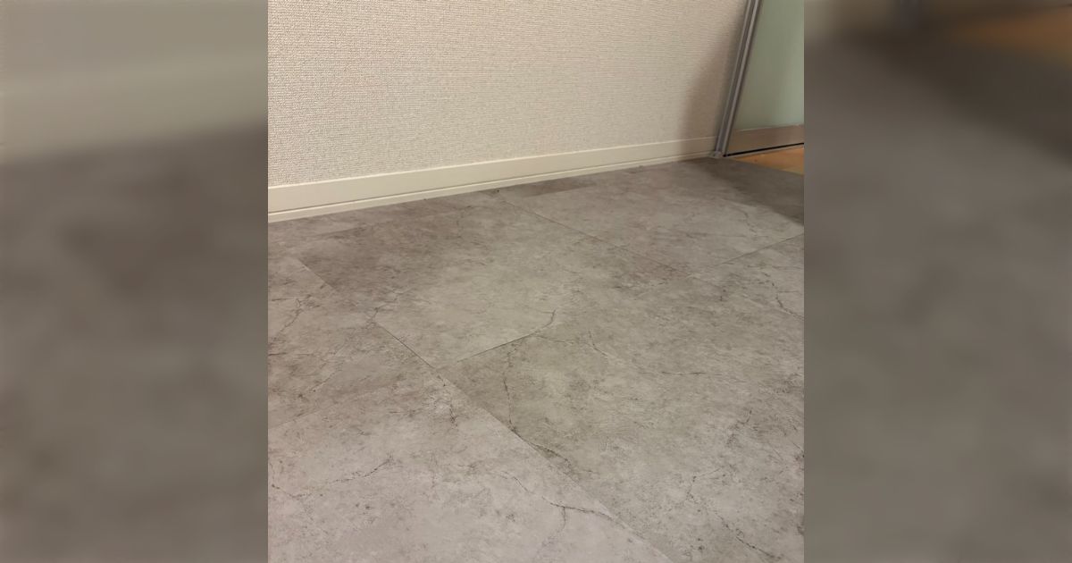 流行していた「賃貸フロアタイルアレンジ」だが一年使って剥がしてみたらフローリングが傷だらけで退去費用が怖い…リカバリーや対策のアドバイスが集まる
