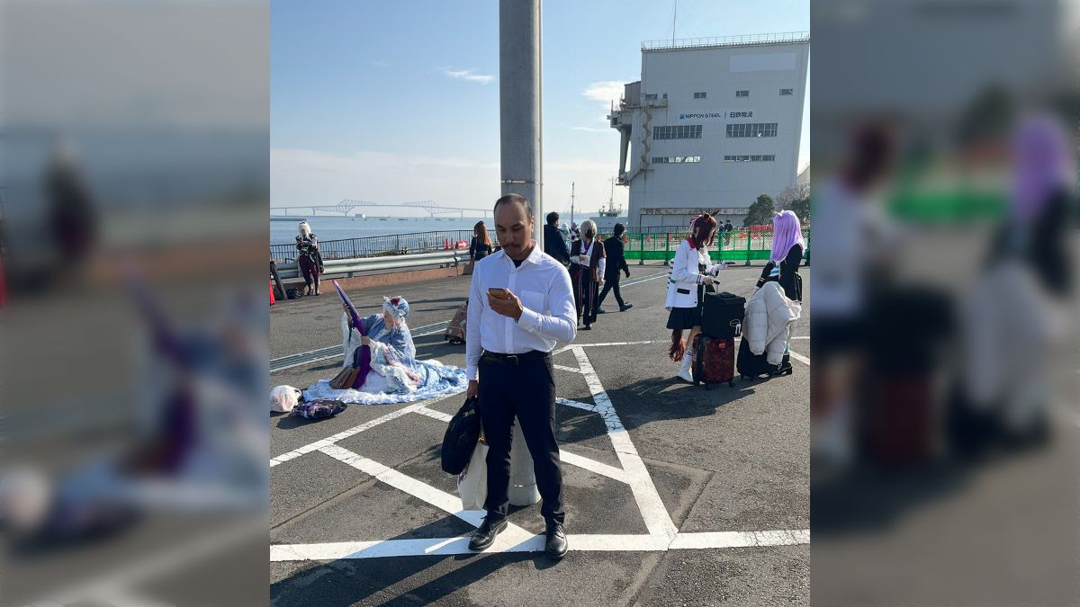 コスプレイヤー 接写t どう見ても“8番出口”のおじさんのコスプレの方がいらっしゃるのだが、無関係の一般おじさんの可能性もあるので声かけできない #C103コスプレ -  Togetter [トゥギャッター]