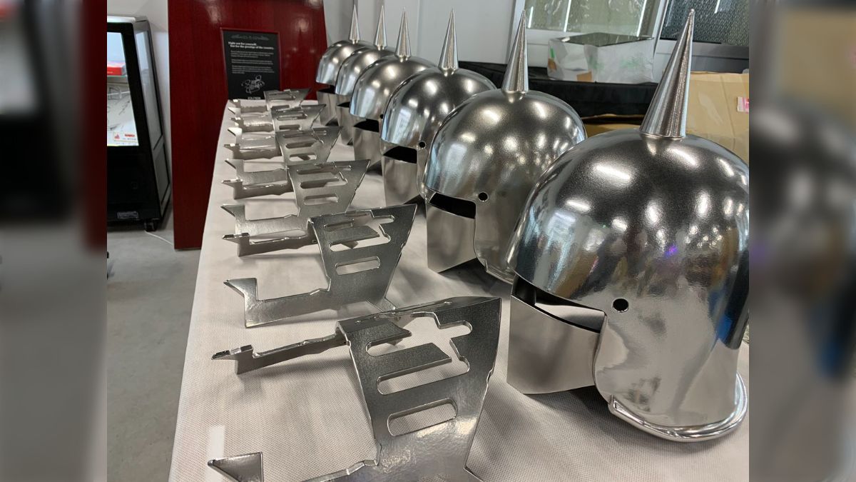 キン肉マン』ロビンマスクのマスクを鏡面仕上げで精密に再現する町工場