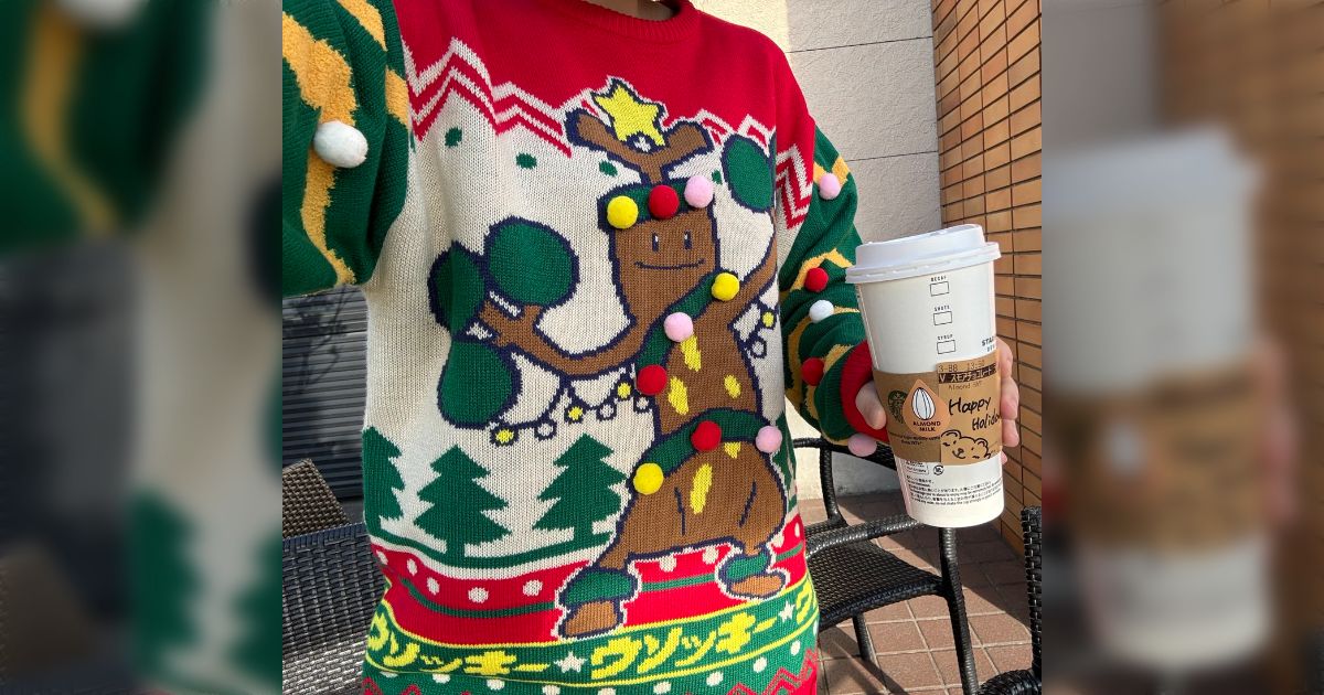 ウソッキーのクリスマス柄アグリーセーターを着てスタバへ→セーターの 