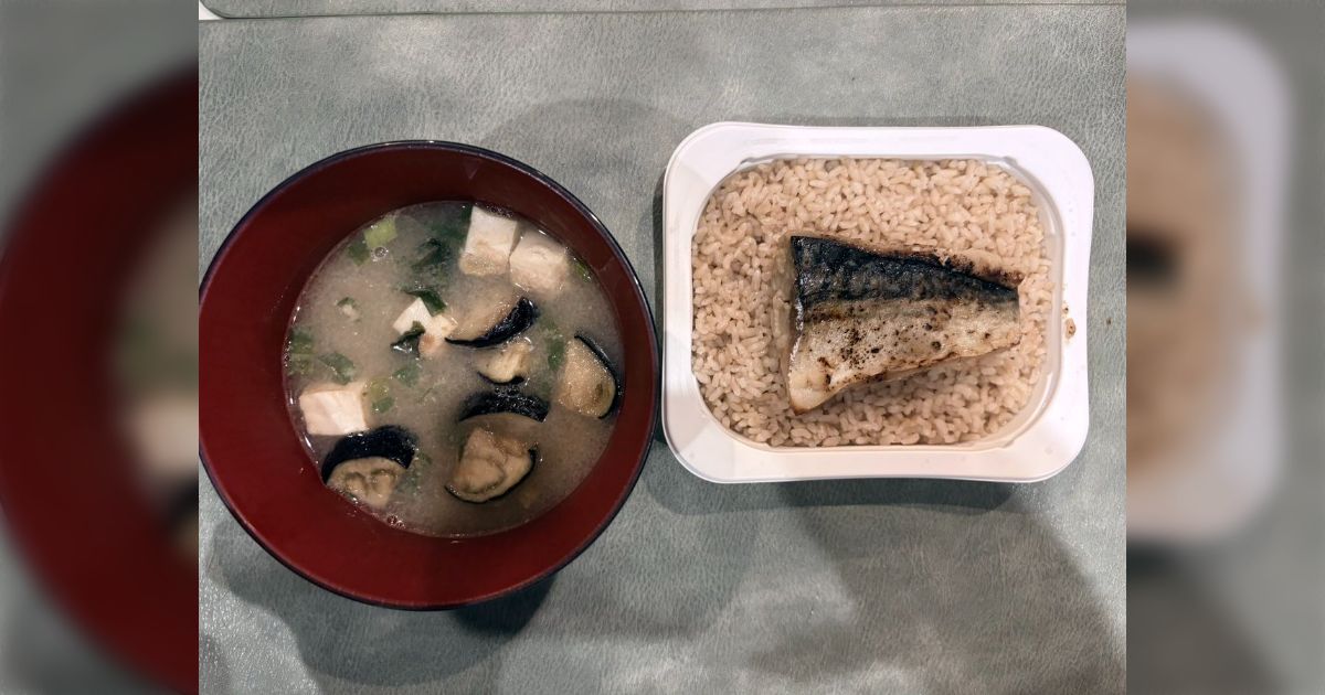 独身一人暮らしは油断すると食生活が終わるから夜ご飯を「玄米パック」「冷凍焼き魚」「固形味噌汁」で固定してる話…これに足すべき食べ物のアドバイスが集まる