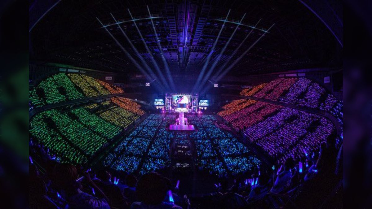 ライブ映像を見た私「ペンライトって技術で同期してるんだ！」ライブ