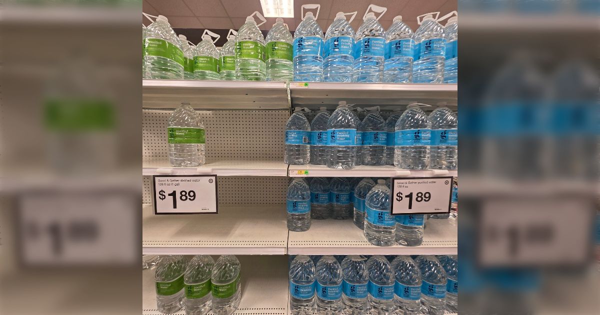 ã¢ã¡ãªã«ã®ã¹ãŒããŒãç·ãšéã®æ°Žããåãæ£ã»åãäŸ¡æ Œã§äžŠãã§ãã ç·ã¯é£²ã¿æ°Žãããªãã®ïŒãªãåãæ£ã«ïŒããããããªãâŠâŠ