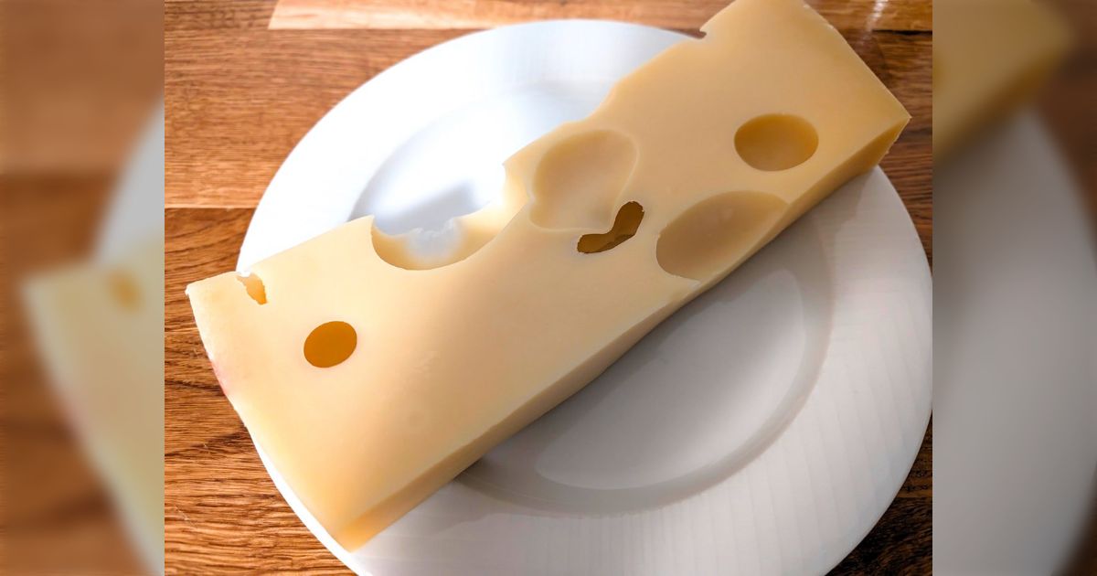 スイスの有名チーズ「エメンタール」の穴が現代の衛生管理によって消え始めた→穴があったほうがいいので干し草パウダーが添加され始めた話