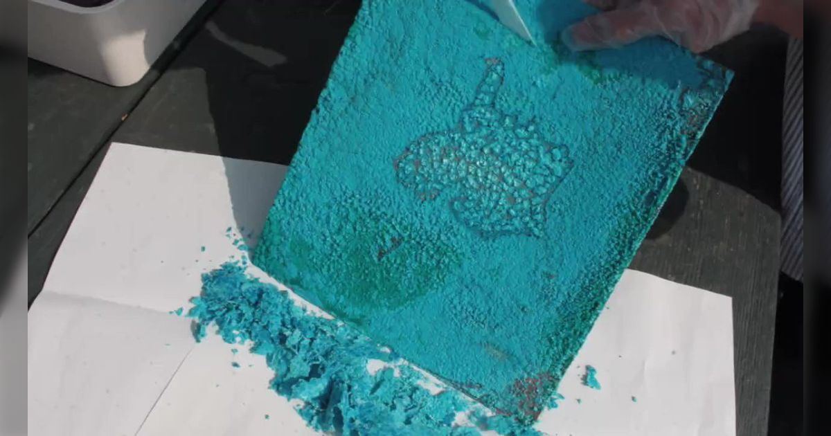 銅板に発生させた緑青を収穫」する動画が妙に気持ちよくてずっと見て 