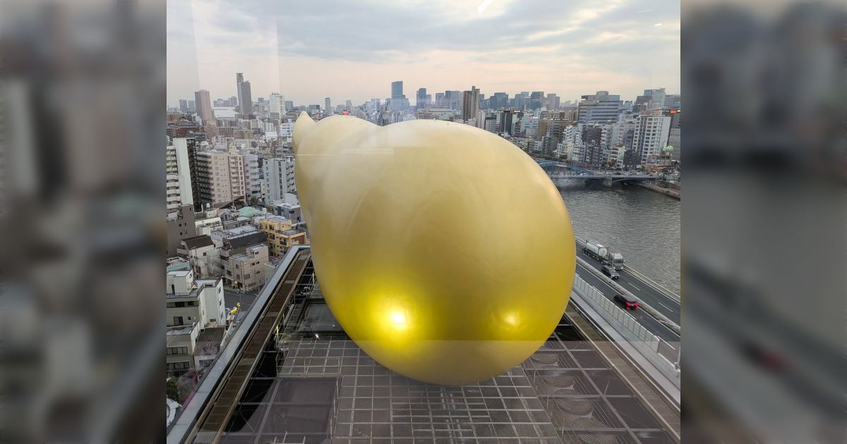 浅草にあるアサヒビール本社ビルの金色のアレを「あまりにも見慣れない角度」で撮影した写真がおもしろい