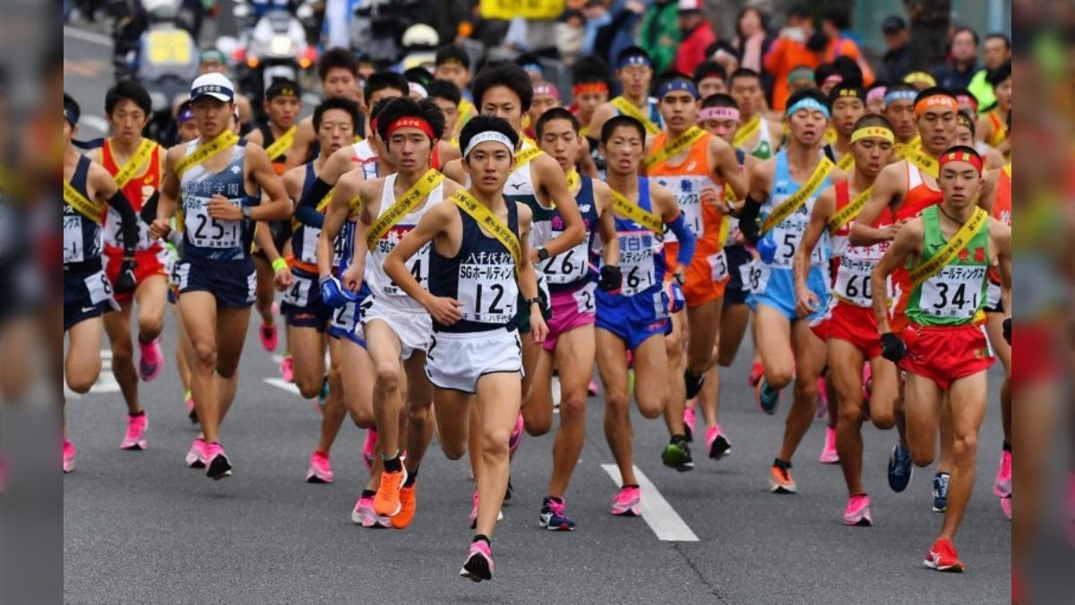 事前の予想的中：『箱根駅伝で、左右色違いのはナイキ支給のヴェイパーで、ピンクは自腹ヴェイパー、らしい。というかヴェイパーフライばかりか！！』 -  Togetter [トゥギャッター]