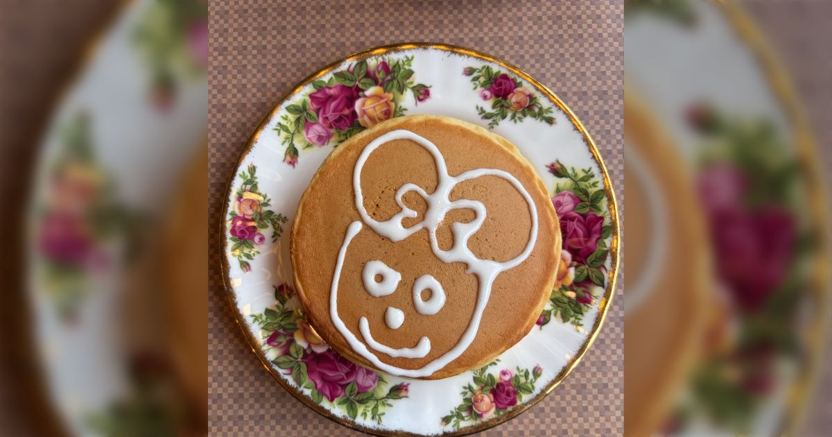 ホットケーキを注文したらおじさん(たぶん店主)が近寄ってきて『描きましょうか？』と言ってクリームで何とも言えない絵を描いてくれた