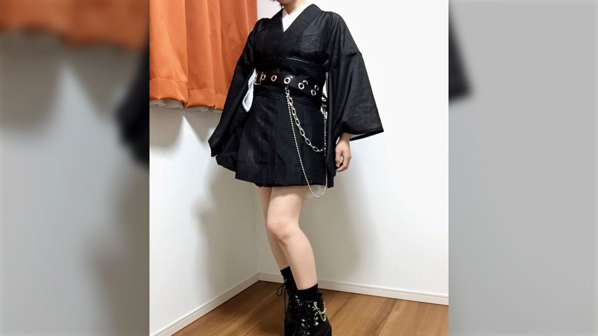 黒着物を膝上丈にしてベルトを締めた姿が超かっこいい 「『普段着で喪服着るな』の声があるのは知ってるけれど私はこのコーデがお気に入り」 -  Togetter [トゥギャッター]