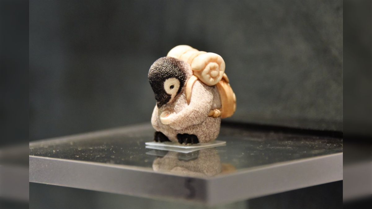 東京国立博物館に展示されているコウテイペンギンのヒナの根付が