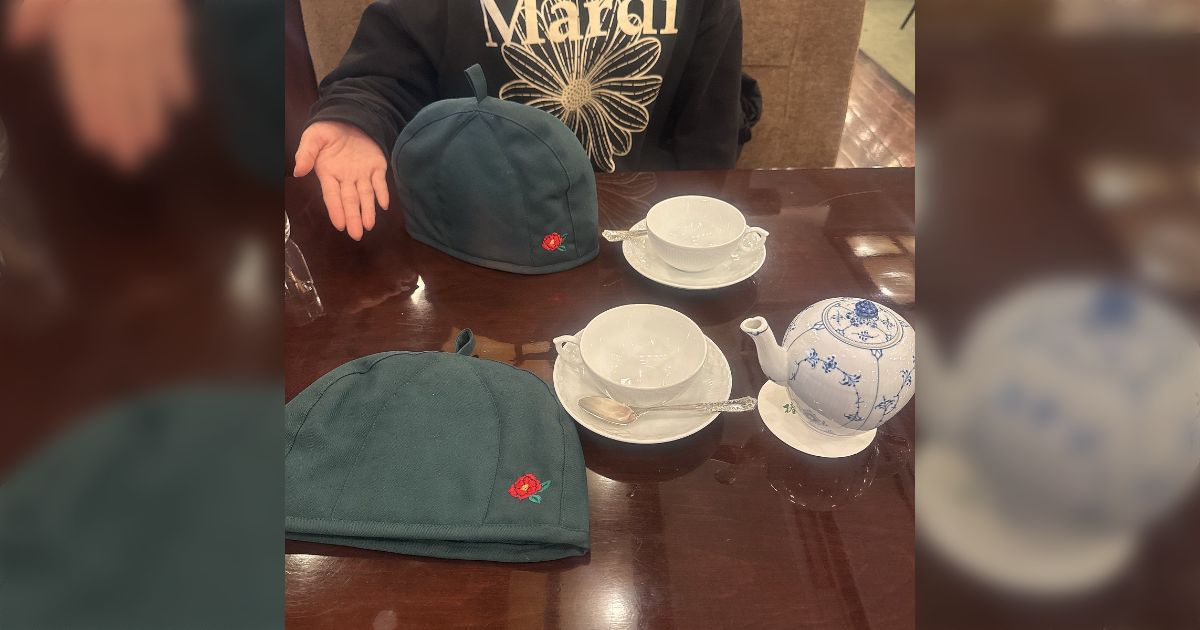 お店でお茶飲もうとしたら店員さんから帽子みたいなの渡されたので、なんだこれ？と思って頭に被ろうとしたら『ポットにです…！』って説明された