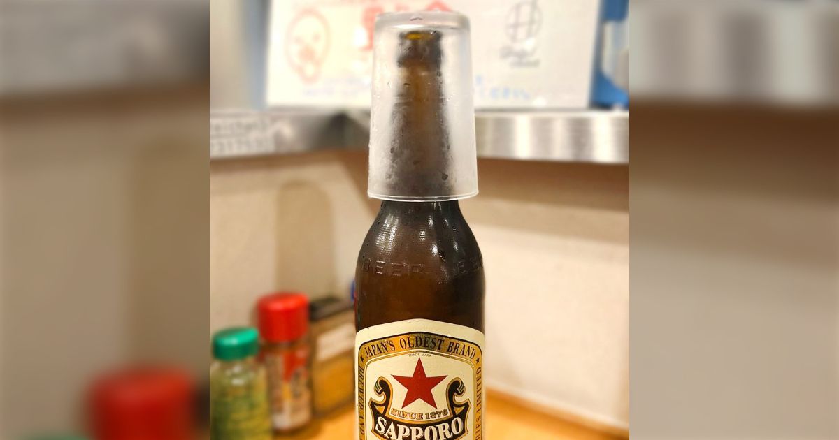 瓶ビールを頼むとグラスが刺さった状態で出されることがあるけど呼び方ってあるのかな？これがでてくるとテンション上がるよね「なんとなく昭和を感じる」