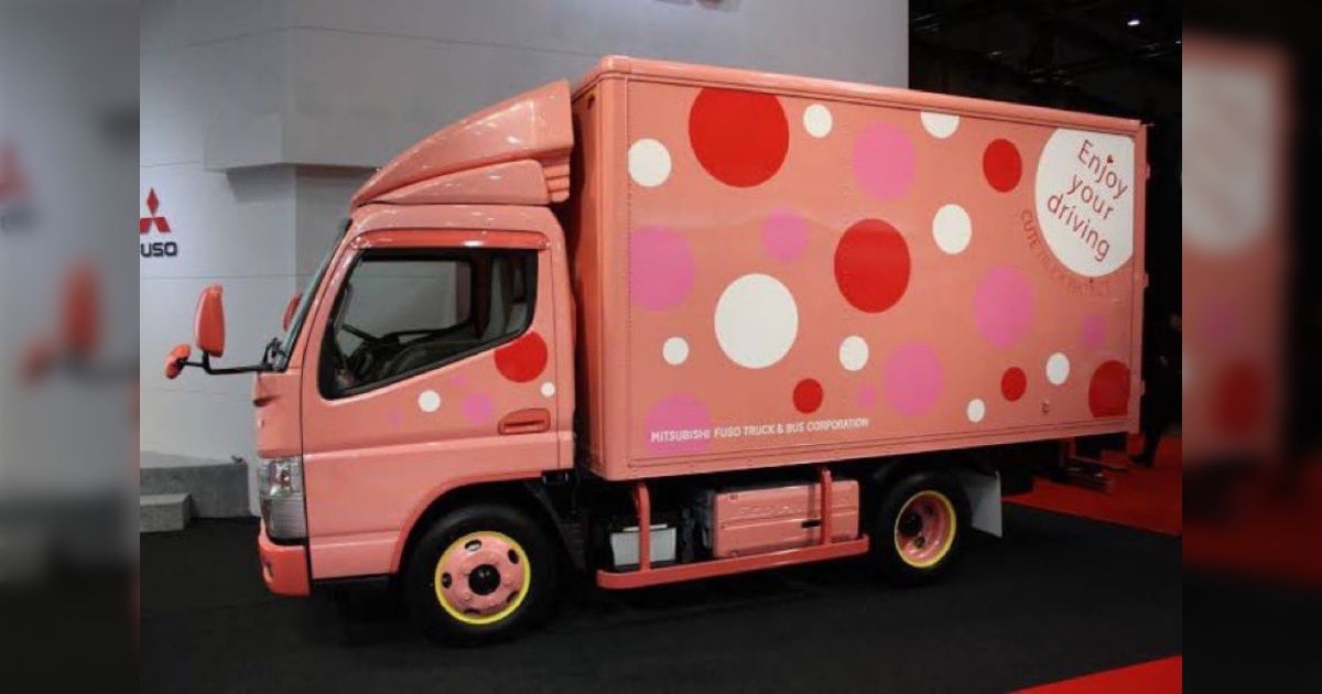 女性ドライバー促進の為に三菱ふそうが女性にデザインさせたというトラック「きっと女性デザイナーも女性らしさを無理に取り入れたからピンクの水玉になっちゃったんだろうね」