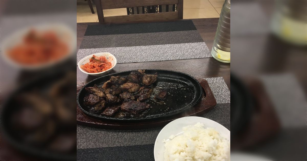 ステーキ食べに来たら真っ黒コゲの塊きた「炭じゃねえか」「言わないとだめだよ、次の客にもこれ出すじゃん」