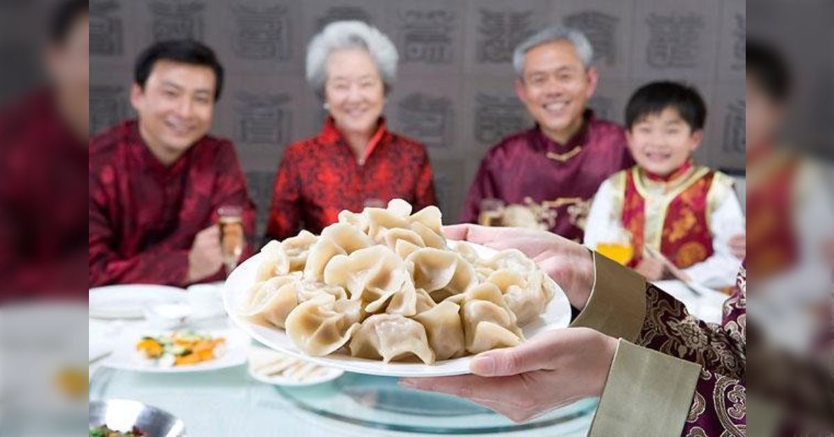 春節に知り合いの中国人宅で餃子を包ませてもらった。母親は「餃子は家族と同じ。形が違っても鍋の中で一つになる」と笑った→その後のオチが不憫で秀逸すぎる
