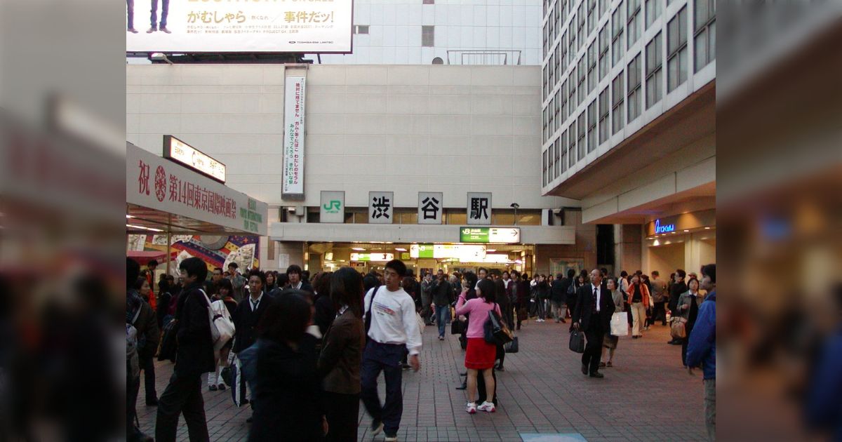2001年に撮影された渋谷駅前の写真に写っている音楽関係の広告や携帯を見ずに歩く人々が懐かしくてエモい