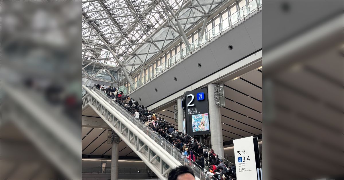 コミケ名物、とんでもない量の人に耐える揚程クソ長エスカレーター「※東京ビッグサイトのエスカレーターは某模型イベントで逆走し盛大に事故ってます」 - Togetter
