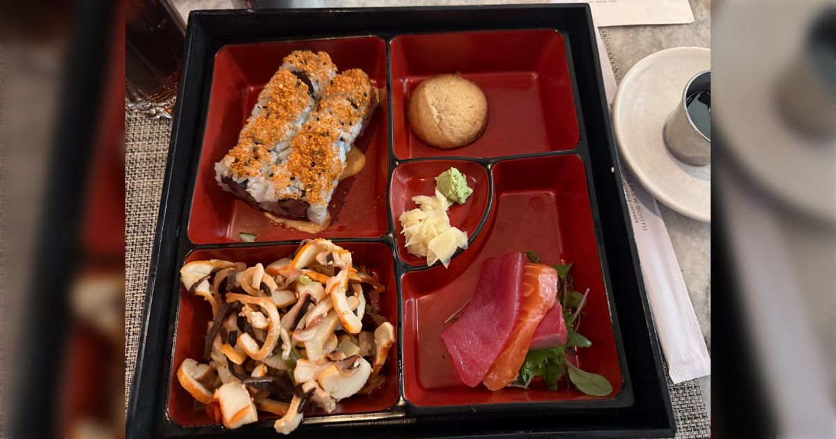 これが＄40(￥6000)したアメリカの弁当、否、Bento boxだ！！右で見切れてるのは致死量を超えた醤油だ「余白が芸術的」「スカスカおせち思い出す」