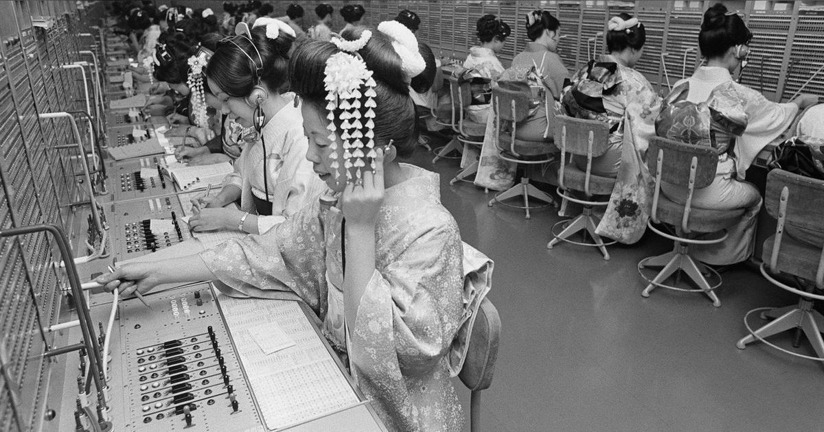 およそ50年前の仕事始め、着物姿の電話交換手が「サイバーパンクみ