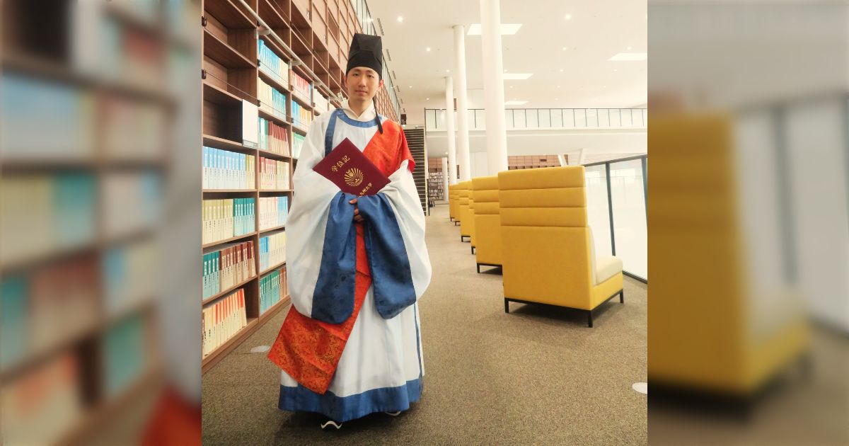 九州大学を卒業し、晴れて工学博士となった中国の留学生、学位記授与式に「科挙の合格者が着る衣装」を着てて風格ばっちり「ステキな衣装」